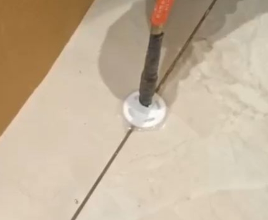 越城瓷砖空鼓维修公司专业解答瓷砖在铺贴过程中，如果没有涂抹均匀到位的粘结材料（如水泥砂浆或瓷砖胶），可能会导致以下问题