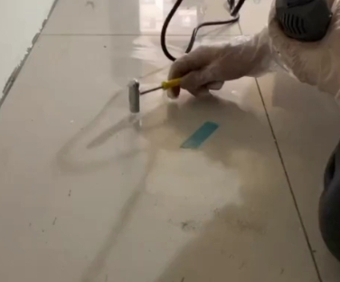 越城瓷砖开裂维修公司专业分享瓷砖在铺贴前如果没有沥干水分，将会导致以下问题