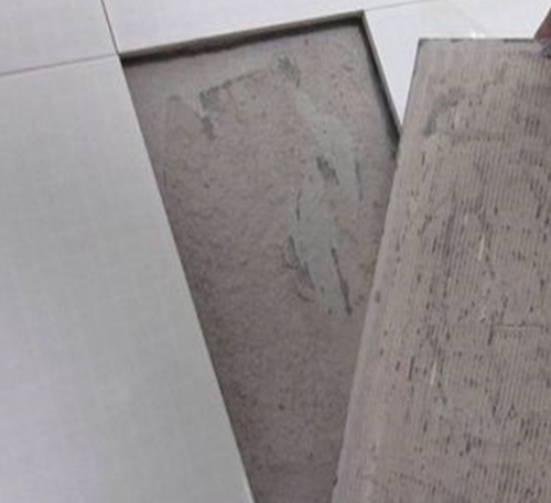 越城瓷砖空鼓维修公司分享瓷砖铺贴时如果打浆（即涂抹在瓷砖背面和基层上的砂浆或瓷砖胶）过少，会带来以下问题
